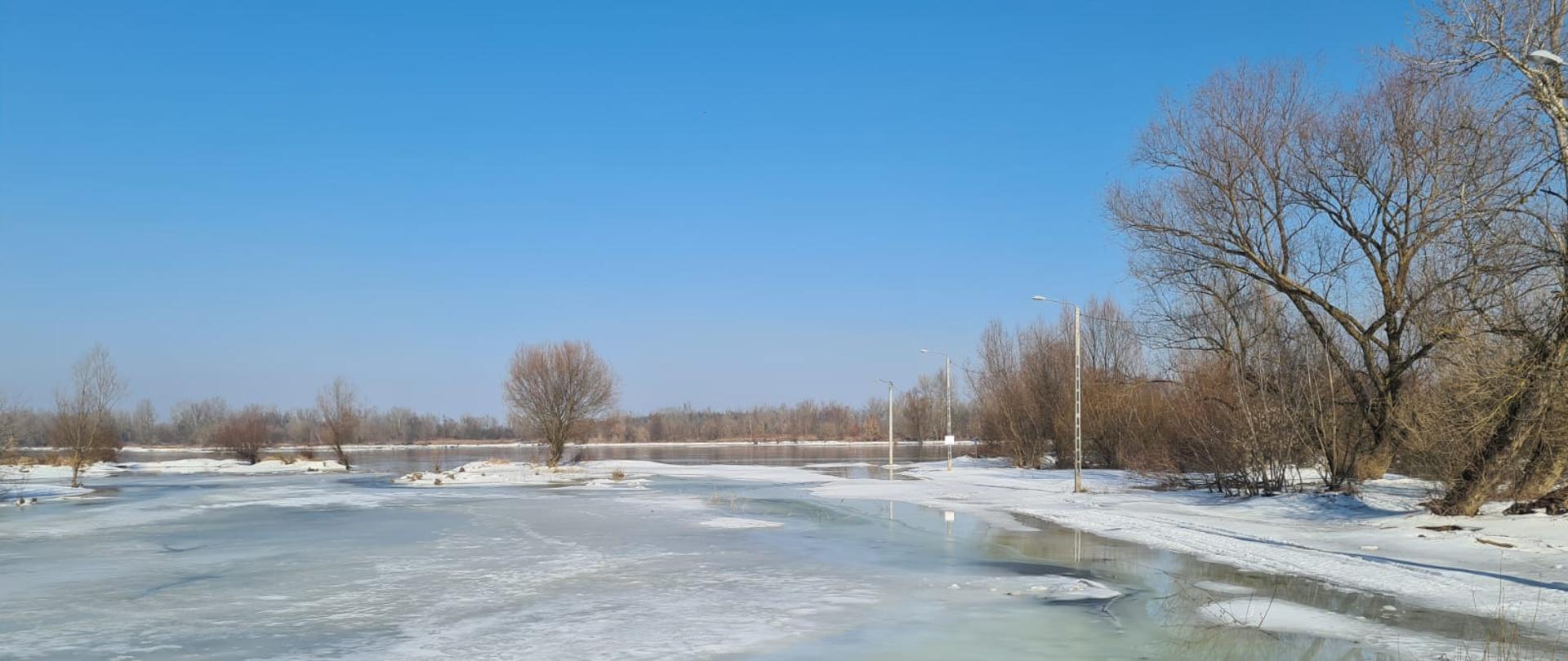 Widok z brzegu na rzekę Wisłę