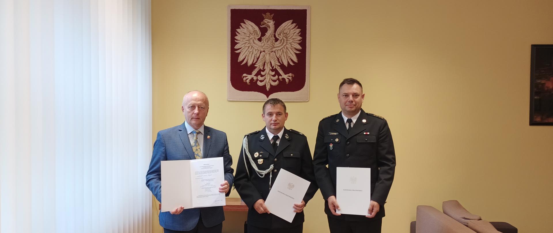 od lewej: Burmistrz Chociwla, Prezes OSP we wsi Długie, Komendant Powiatowy PSP w Stargardzie