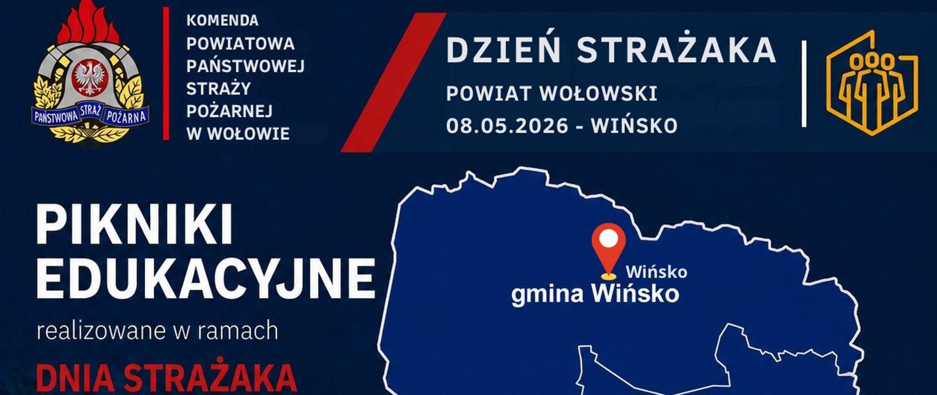 Grafika informacyjna o ciemnoniebieskim tle, promująca pikniki edukacyjne organizowane przez Państwową Straż Pożarną w powiecie wołowskim.
Treść główna (lewa strona):
Nagłówek: Duży biały napis „PIKNIKI EDUKACYJNE realizowane w ramach DNIA STRAŻAKA” (słowa „Dnia Strażaka” wyróżnione kolorem czerwonym).
Hasła promocyjne: EDUKACJA dla każdego. BEZPIECZEŃSTWO naszym celem. BĄDŹ GOTOWY na każdą sytuację! Na dole czerwony baner z ikoną kalendarza i napisem: „SPOTKAJMY SIĘ W TWOIM MIEŚCIE!”.
Informacje o wydarzeniu (prawa strona): Tytuł sekcji: „DZIEŃ STRAŻAKA | POWIAT WOŁOWSKI”. Data i miejsce: „08.05.2026 – WIŃSKO”.
Mapa: Konturowa mapa powiatu wołowskiego z zaznaczonymi gminami: Wińsko, Wołów oraz Brzeg Dolny. Czerwona pinezka lokalizacyjna wskazuje miejscowość Wińsko.
Logotypy i identyfikacja wizualna:
Góra: Po lewej logo Państwowej Straży Pożarnej oraz napis „Komenda Powiatowa Państwowej Straży Pożarnej w Wołowie”. Dół (biały pasek): Logo Ministerstwa Spraw Wewnętrznych i Administracji (orzeł w koronie) oraz logotyp „Ochrona ludności i obrona cywilna”.
