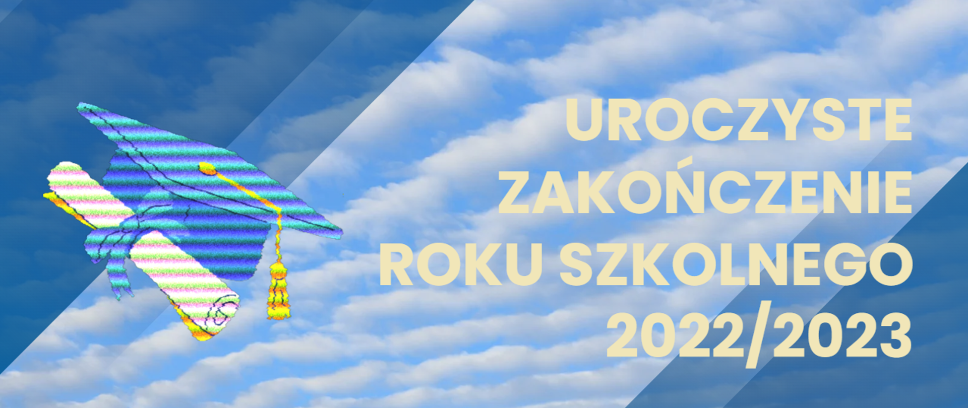 Baner na uroczyste zakończenie roku szkolnego 2022-2023 - odcienie niebieskiego, jasny napis, obrazek ze szkolną czapką. 