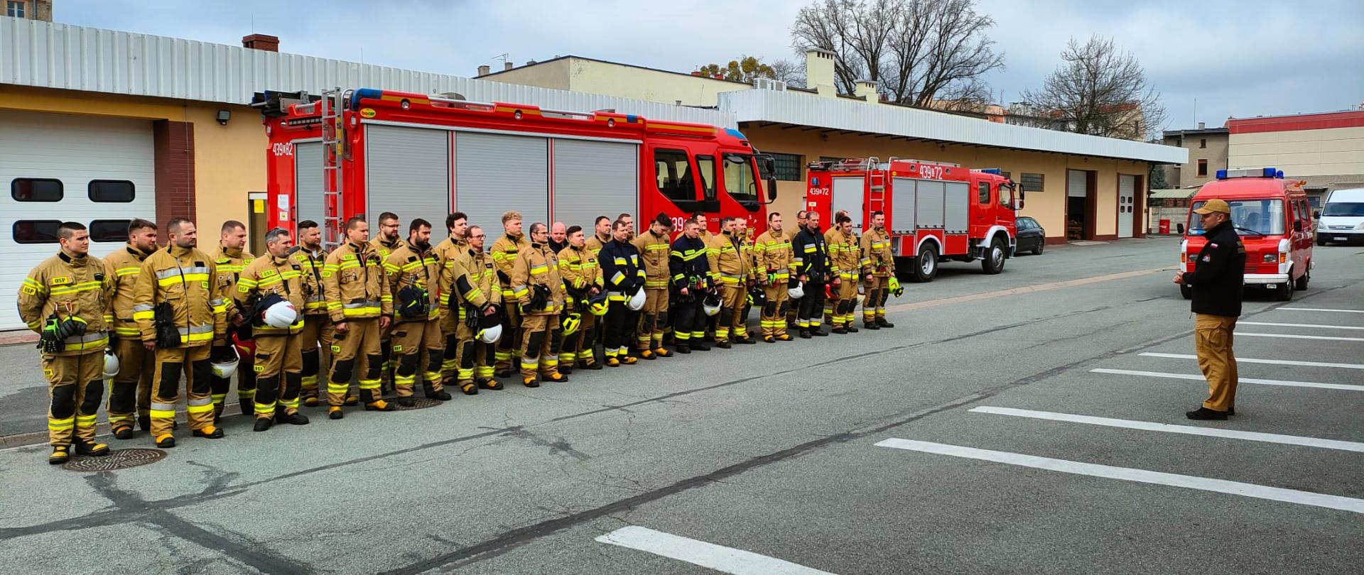 Strażacy OSP i PSP w umundurowaniu specjalnym podczas egzaminu.