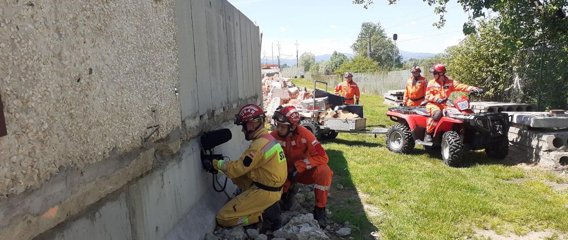 Strażacy ćwiczą na poligonie