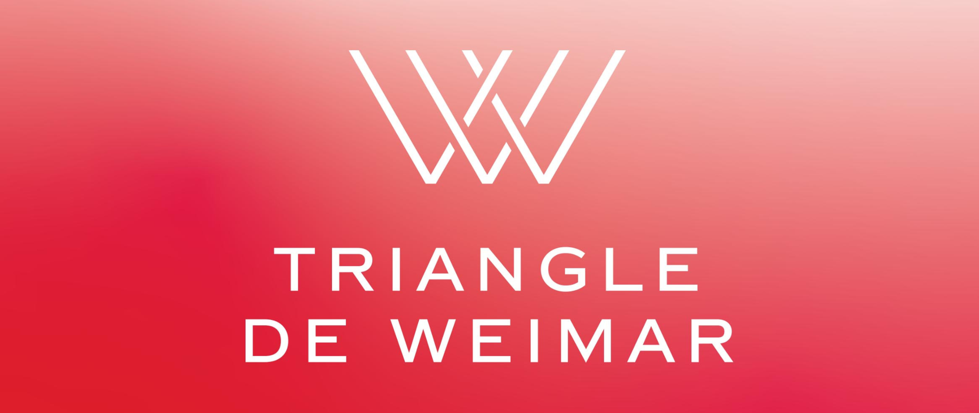 O logótipo oficial do "Triângulo de Weimar" sobre um fundo vermelho em gradiente. A imagem é composta por um símbolo abstrato branco com três linhas em forma de "V" e pela inscrição branca "TRIANGLE DE WEIMAR" por baixo, em duas linhas.