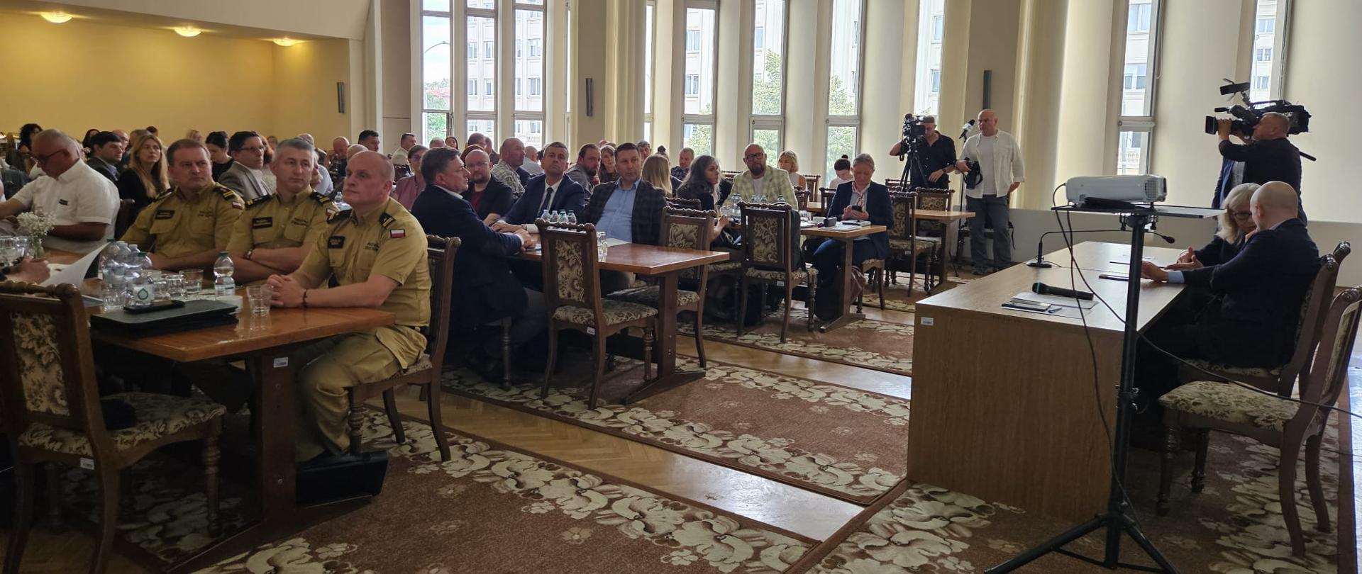 Konferencja w siedzibie Regionalnej Dyrekcji Ochrony Środowiska w Rzeszowie inaugurująca projekt poświęcony ochronie niedźwiedzia brunatnego oraz ograniczaniu sytuacji konfliktowych między tym gatunkiem a ludźmi.