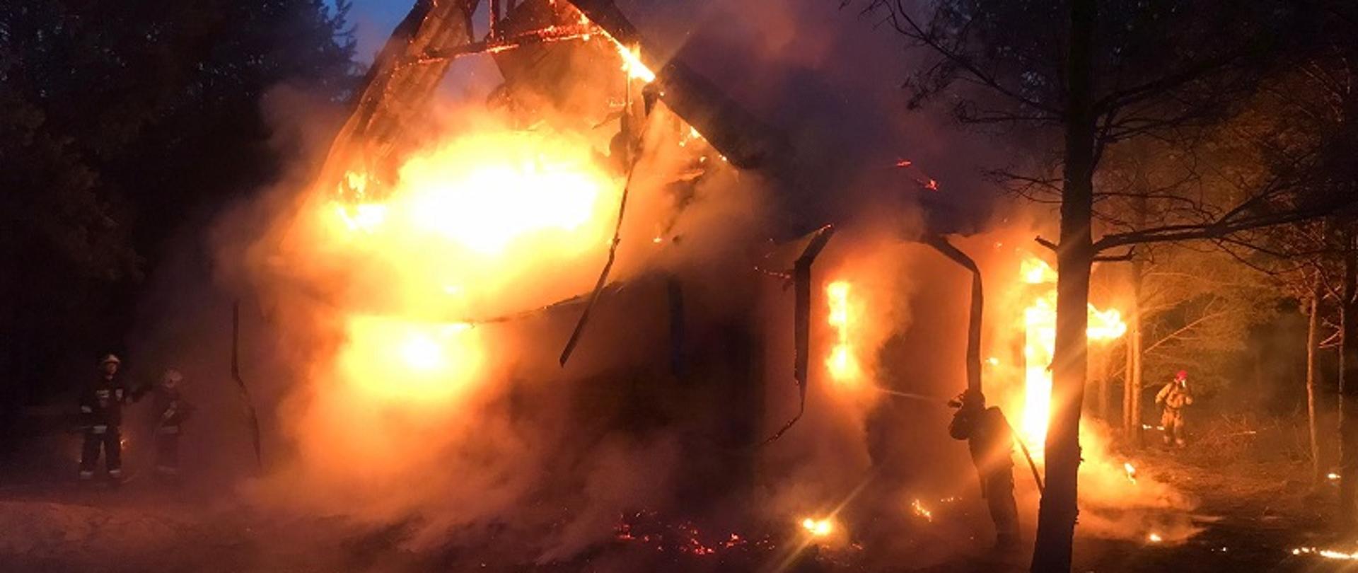 Zdjęcie przedstawia pożar domku letniskowego w miejscowości Dąbrowa
