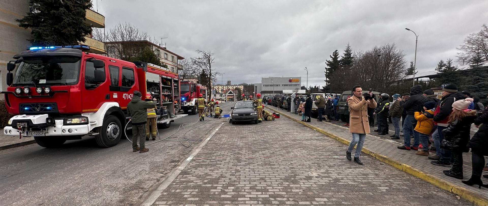 Zdjęcie Strażacy przeprowadzają pokaz .
