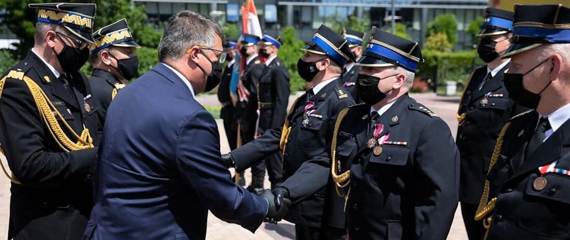 Odznaczenia i awanse dla przasnyskich strażaków na Mazowieckich obchodach Dnia Strażaka