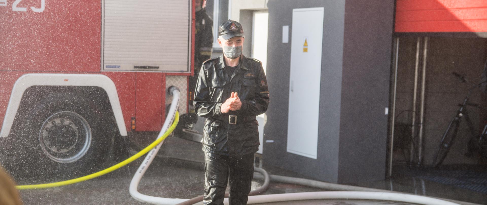 Józef Stańczak po tradycyjnym strażackim pożegnaniu.