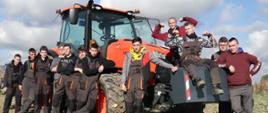 Uczniowie klasy 3 MOPiMR w czasie zajęć praktycznych na polu gdzie pracowali ciągnikiem rolniczym Kubota i 3 metrową talerzówką firmy Pol-Grom.