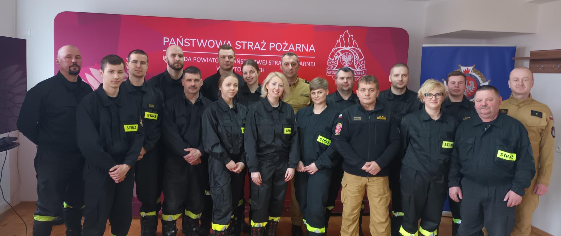 Zdjęcie grupowe kursantów i organizatorów szkolenia