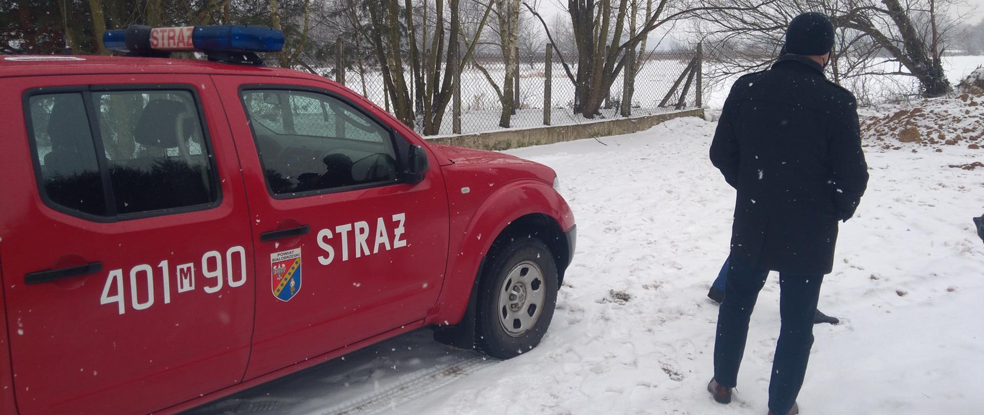 Wicewojewoda Mazowiecki Artur Standowicz podczas oceny sytuacji na rzece Pilicy