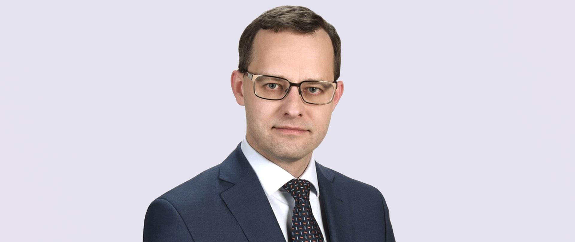 Minister Marcin Romanowski - zdjęcie legitymacyjne