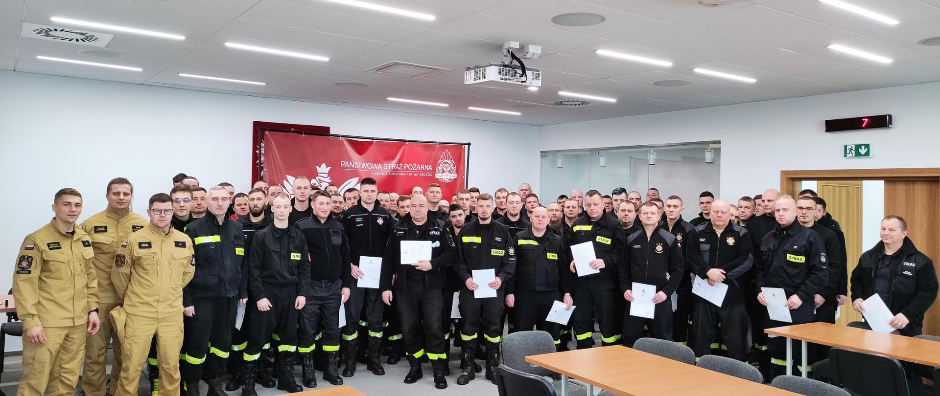 Zdjęcie przedstawia strażaków OSP wraz z komisją egzaminacyjną 