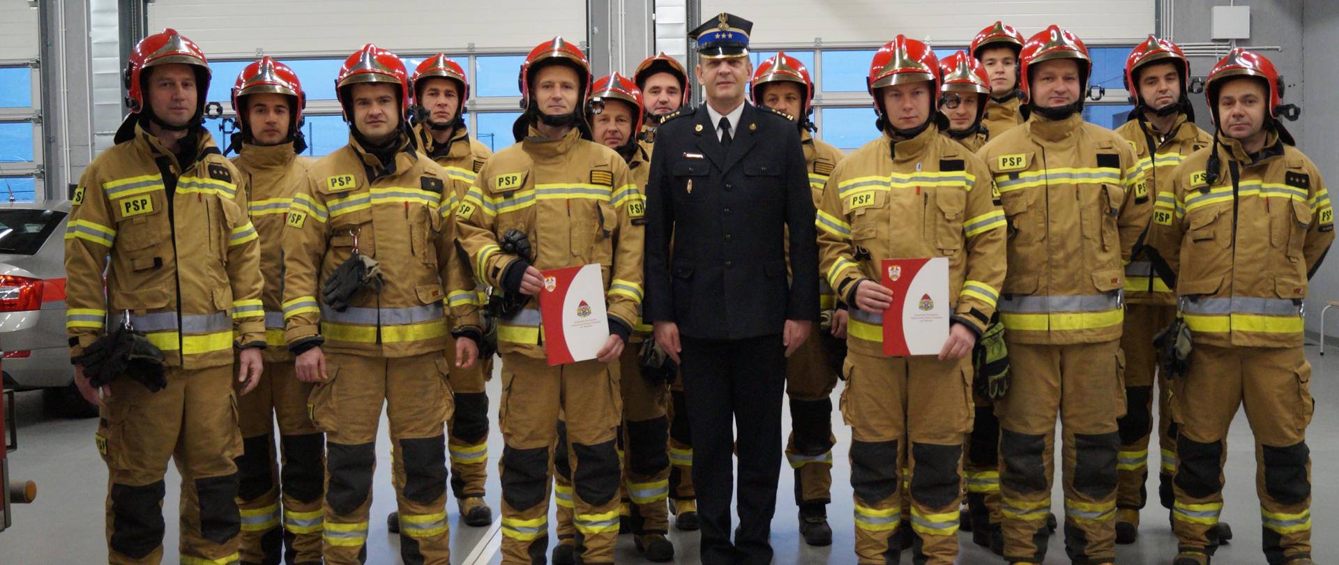 Zdjęcie przedstawia strażaków podczas uroczystej zmiany służby.