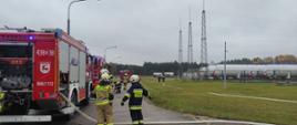 Strażacy na ćwiczeniach na terminalu LPG.