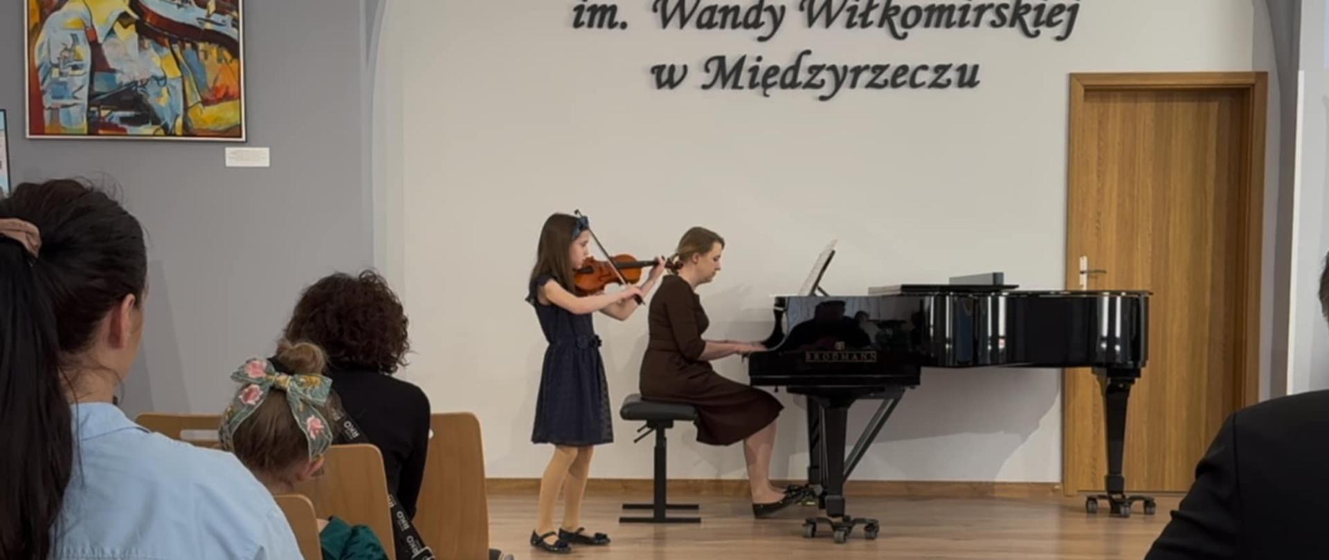 Występ uczennicy z klasy skrzypiec podczas konkursu w Międzyrzeczu. Prze fortepianie pani Anna Zazula-Chajęcka