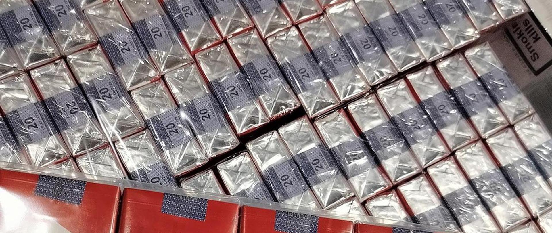 Paczki papierosów ułożone obok siebie.