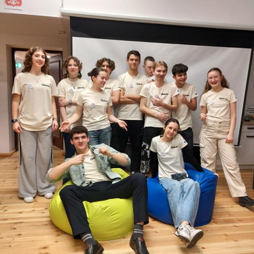 Grupa młodzieży pozuje do zdjęcia