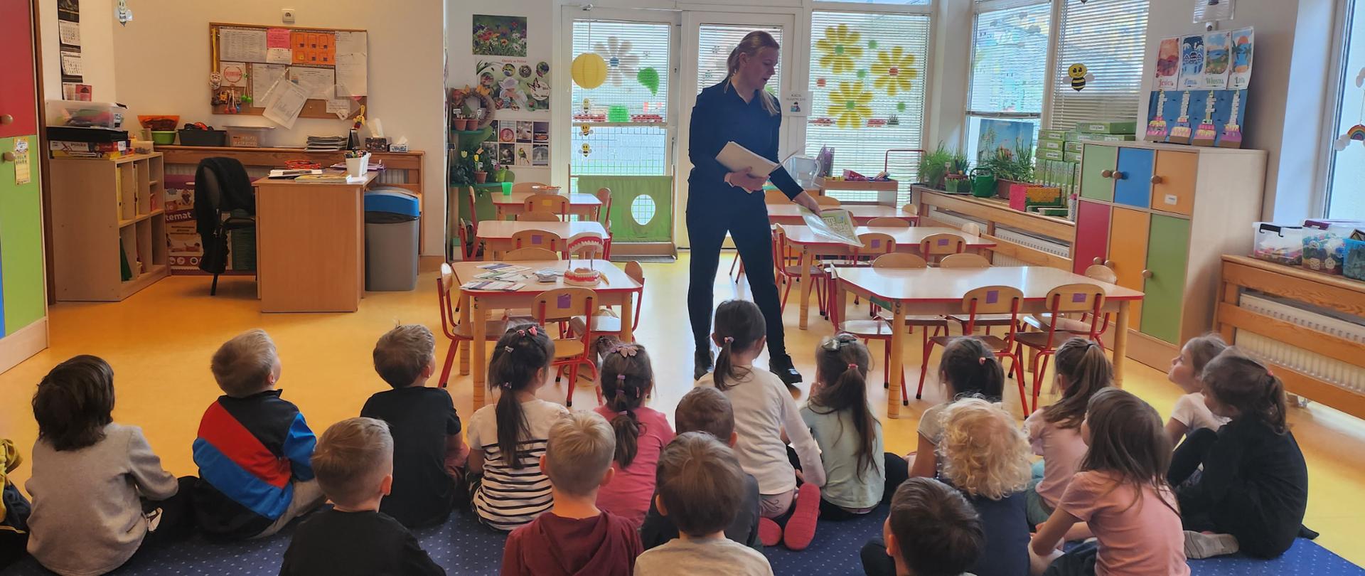 Zbiorowe zdjęcie dzieci, które odpowiadają na pytania dotyczące szczepień