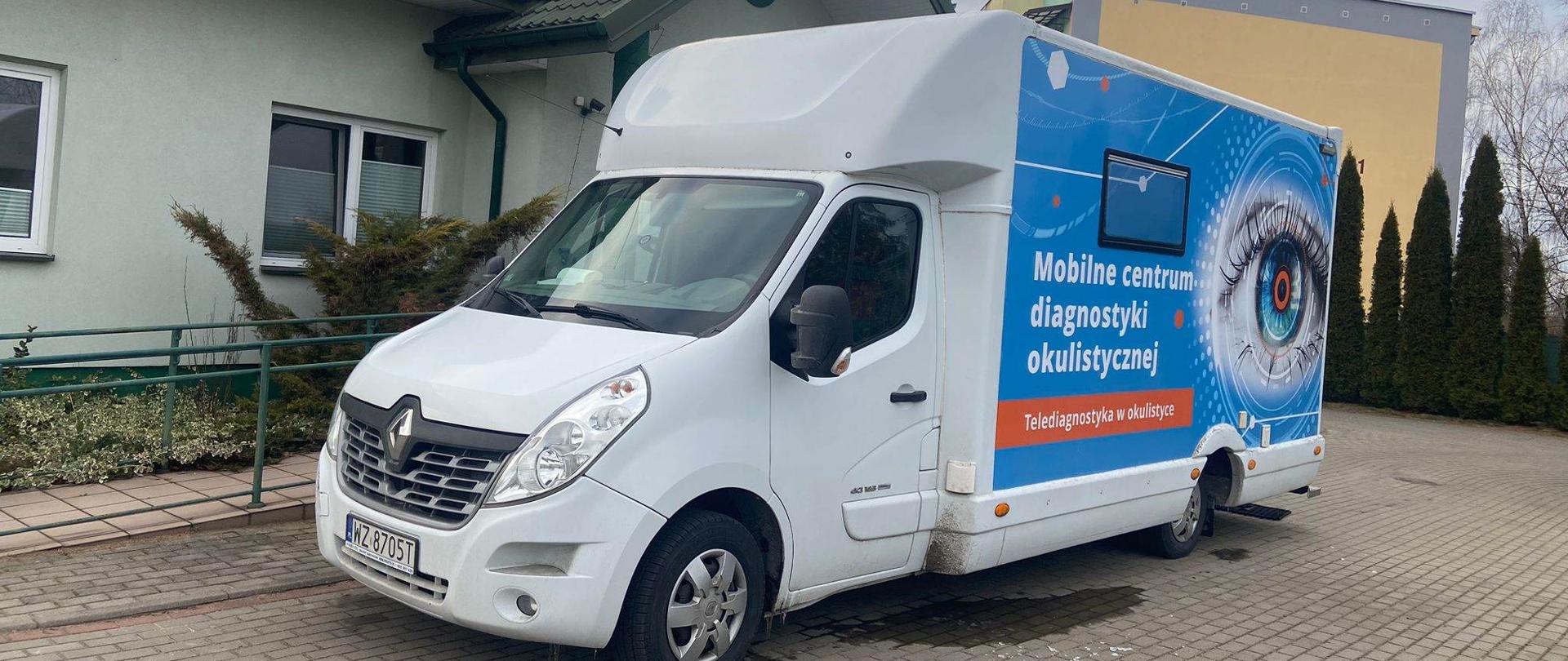 Samochód diagnostyczny Okobus zaparkowany przed ośrodkiem zdrowia w Piszczacu.