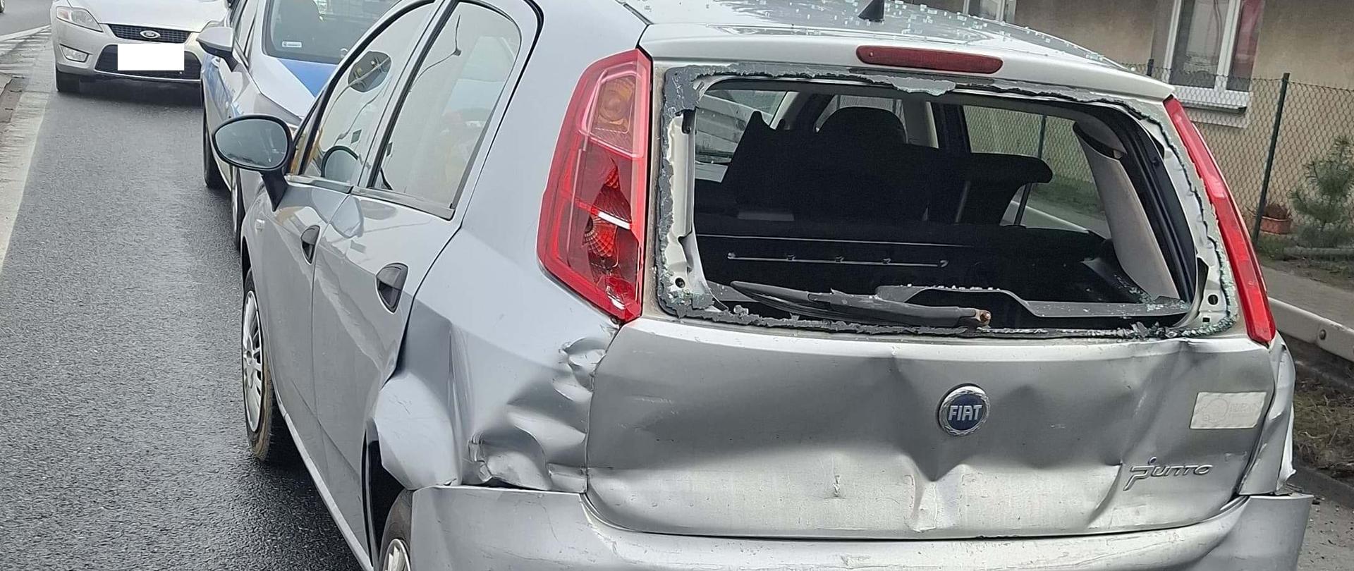 Uszkodzony tył samochodu osobowego