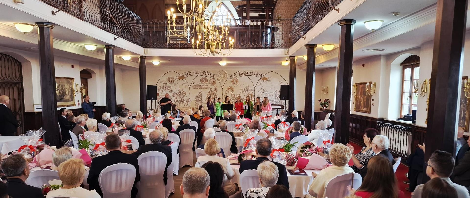 Na zdjęciu widać kobiety i mężczyzn