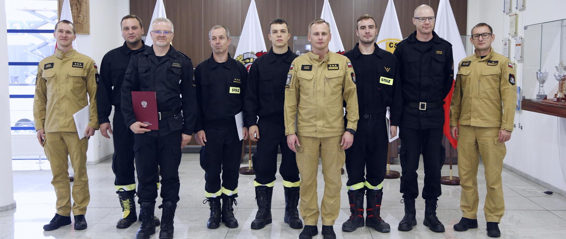 Grupowe zdjęcie funkcjonariuszy będących uczestnikami szkolenia (6 osób) w towarzystwie Zastępcy Komendanta Centralnej Szkoły PSP, funkcjonariusza CS PSP oraz instruktora-funkcjonariusza PSP