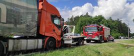Zdjęcie przedstawia wypadek z 5 lipca br. w miejscowości Nowiny na DK 57 doszło do czołowego zdarzenia lawety samochodowej z samochodem ciężarowym. W wyniku zderzenia śmierć poniósł 53 letni kierowca lawety.