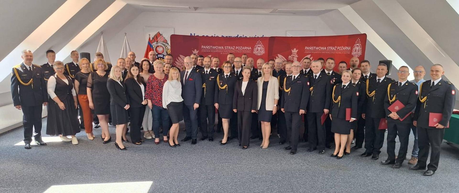 Na zdjęciu pracownicy KW, zdjęcie zbiorcze wszystkich zebranych podczas uroczystej zbiórki