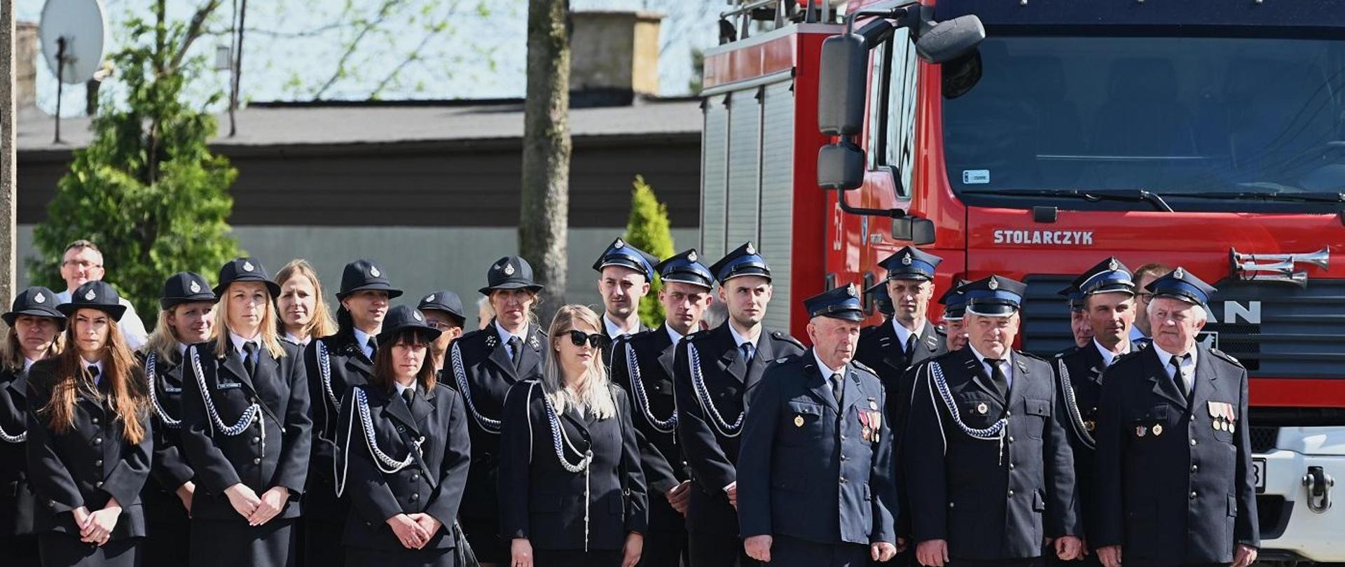 Osoby należące do Ochotniczej Straży Pożarnej w trakcie obchodów Dnia Strażaka we Wróblewie 