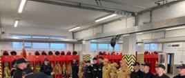 Uroczysta zbiórka z okazji ślubowania nowo przyjętych funkcjonariuszy oraz przejścia na zaopatrzenie dwóch strażaków