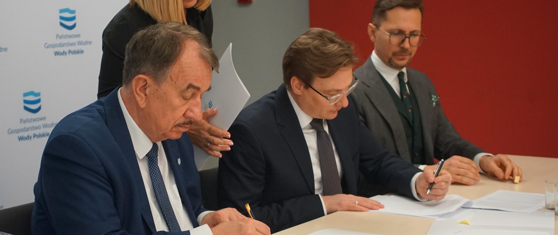 Podpisywanie umowy na opracowanie koncepcji projektowej - Renaturyzacja rzeki Dłubni