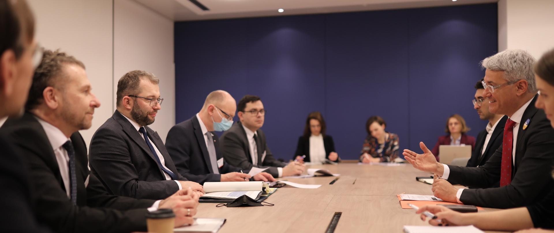 Minister Grzegorz Puda przy stole podczas spotkania z Dragoșem Pîslaru, przewodniczącym komisji EMPL 