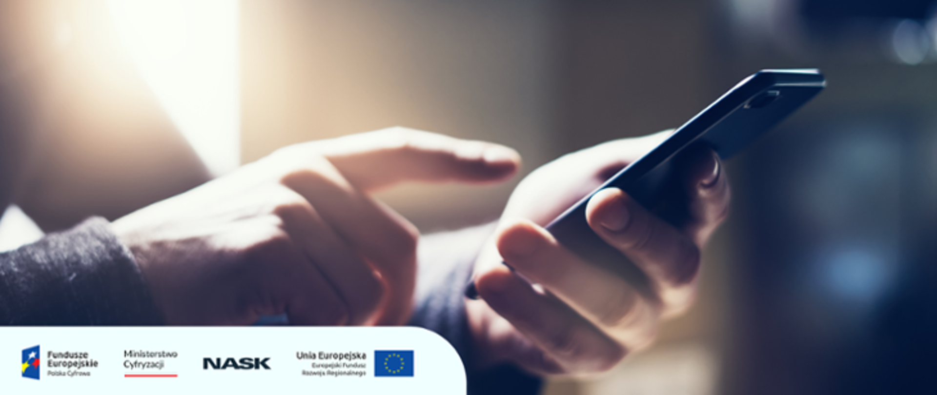 zdjęcie dłoni trzymających smartfon