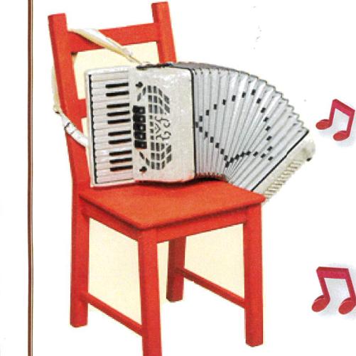 Biały plakat, w środku czerwone krzesło, na nim stoi biały akordeon z otwartym miechem, obok kolorowe nuty.