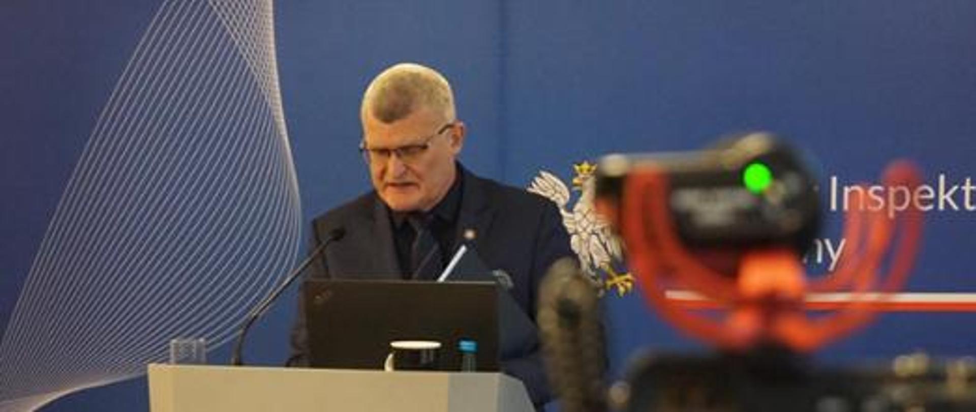 Przy mównicy Główny Inspektor Sanitarny