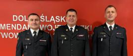 Wspólne zdjęcie Dolnośląskiego Komendanta Wojewódzkiego PSP we Wrocławiu nadbryg. Marka Hajduka z Komendantem Powiatowym PSP w Lwówku Śląskim st. bryg. Mariuszem Mrozem oraz Zastępcą Komendanta Powiatowego PSP w Lwówku Śląskim mł. kpt. Grzegorzem Falińskim