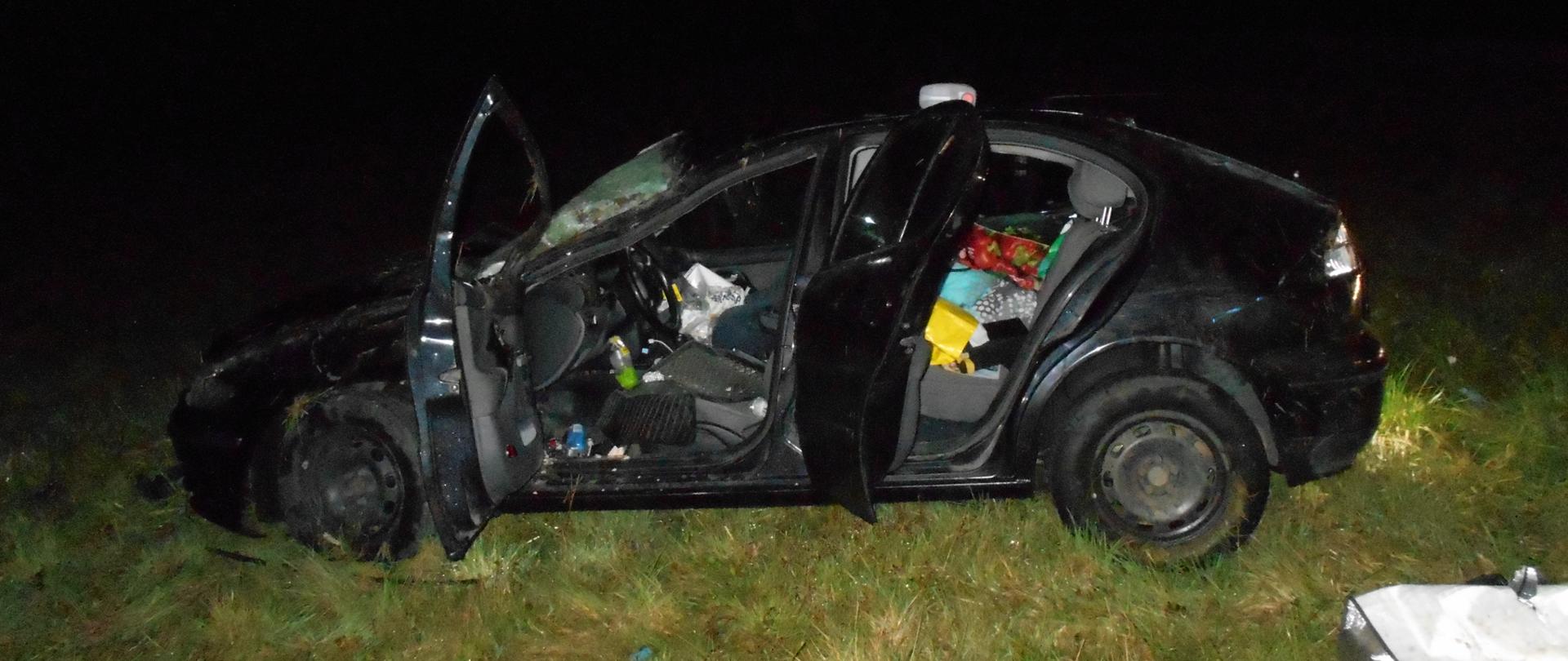 Zdjęcie przedstawia samochód marki Seat po wypadku