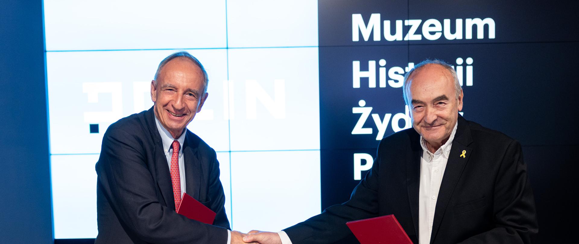 
Wiceminister spraw zagranicznych Władysław Teofil Bartoszewski oraz Zygmunt Stępiński, dyrektor Muzeum Historii Żydów Polskich POLIN, podpisali list intencyjny dotyczący współpracy obu instytucji. 