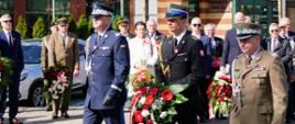 Święto Konstytucji 3 Maja - delegacja służb mundurowych niesie wieniec pod pomnik Józefa Piłsudskiego
