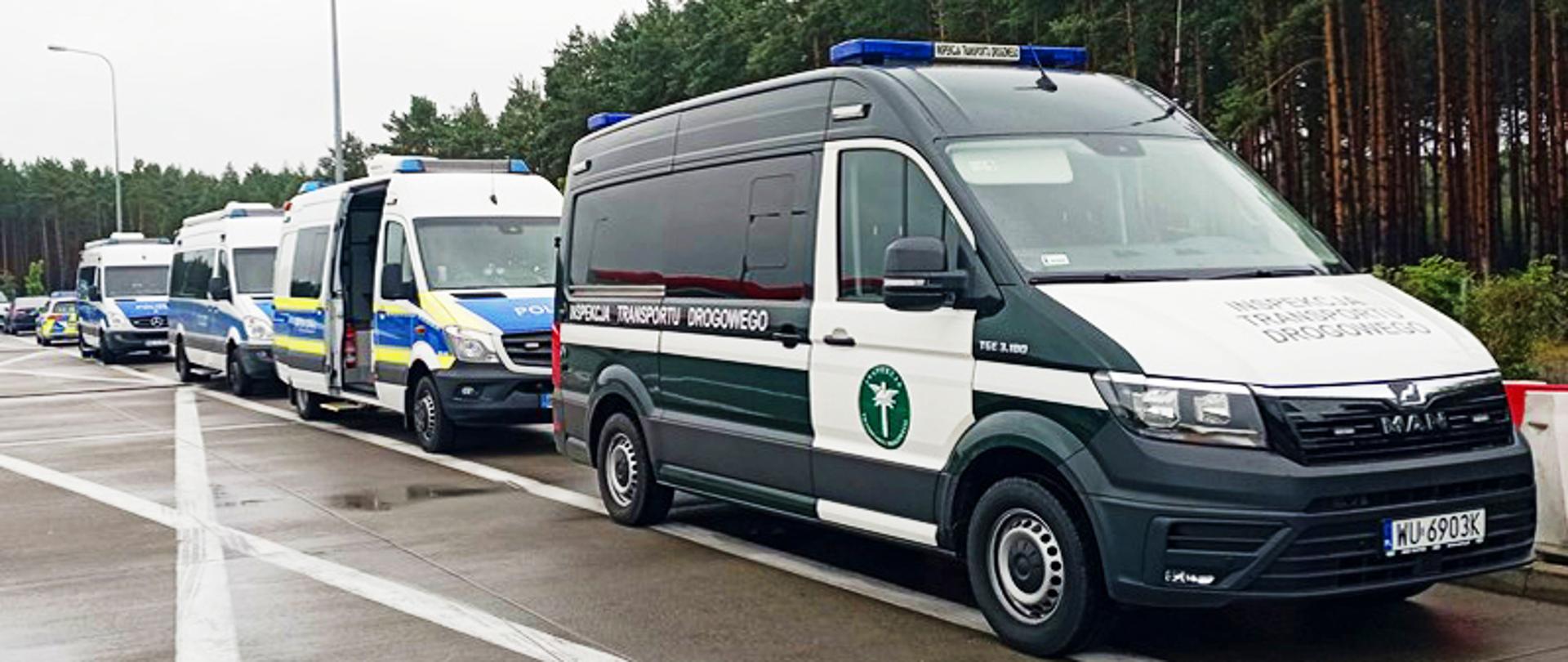 Działania kontrolne polskich i niemieckich służb prowadzone na lubuskim odcinku autostrady A2. Na zdjęciu furgon Inspekcji Transportu Drogowego i radiowozy niemieckiej Policji.
