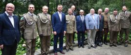 Wspólne zdjęcie Wicewojewody Artura Standowicza z odznaczonymi członkami Stowarzyszenia Weteranów Polskich Formacji Granicznych