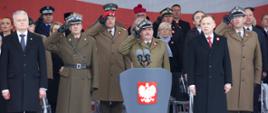 Trybuna honorowa z prezydentem, zaproszonymi gośćmi oraz generałami formacji mundurowych uczestniczących w uroczystości.