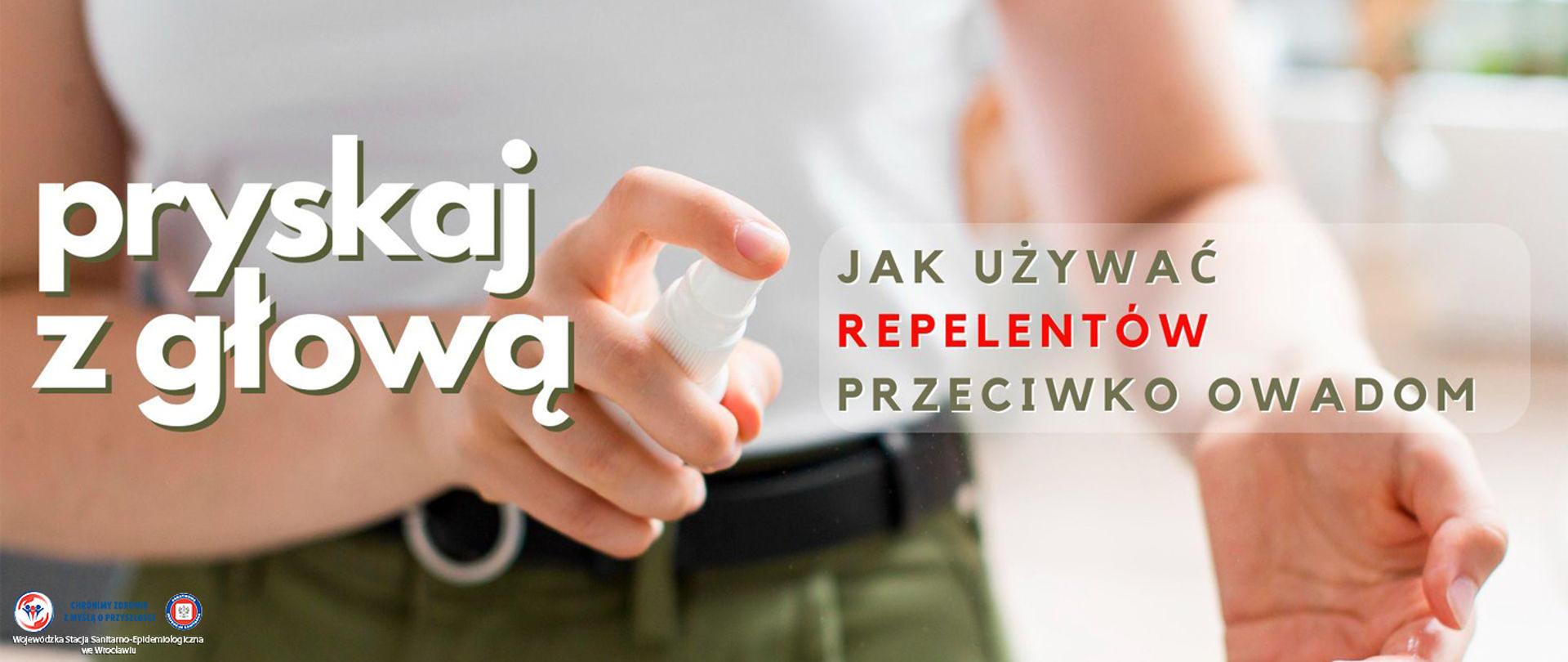 Osoba spryskująca repelentem przedramię
