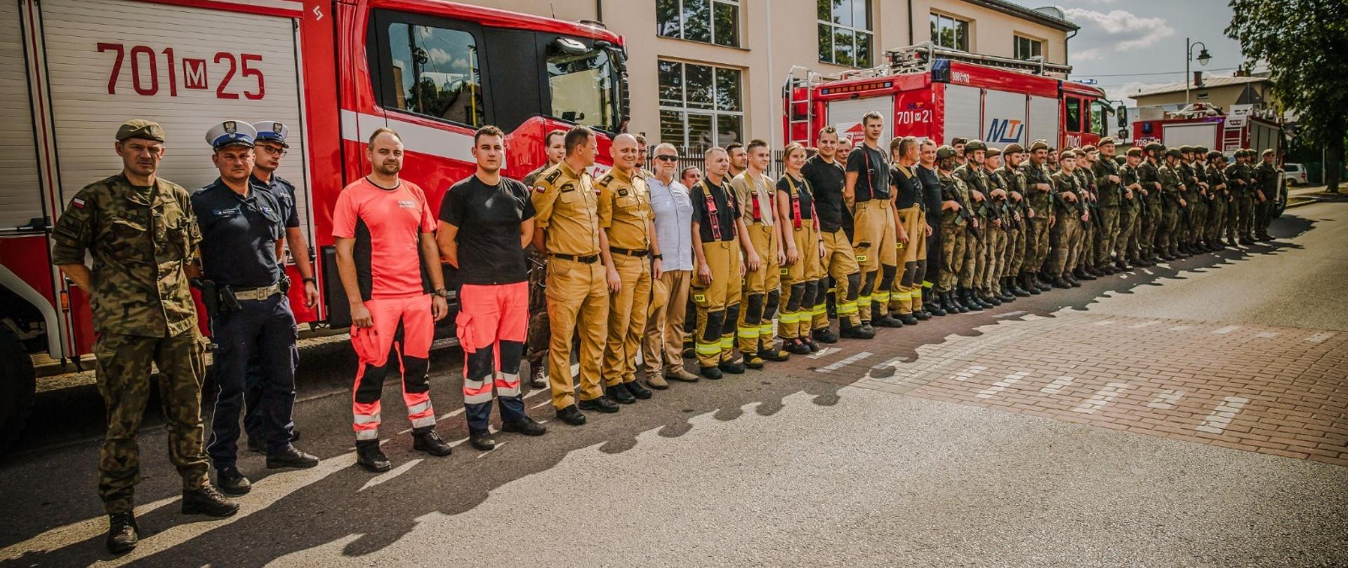 Zdjęcie wspólne na tle szkoły