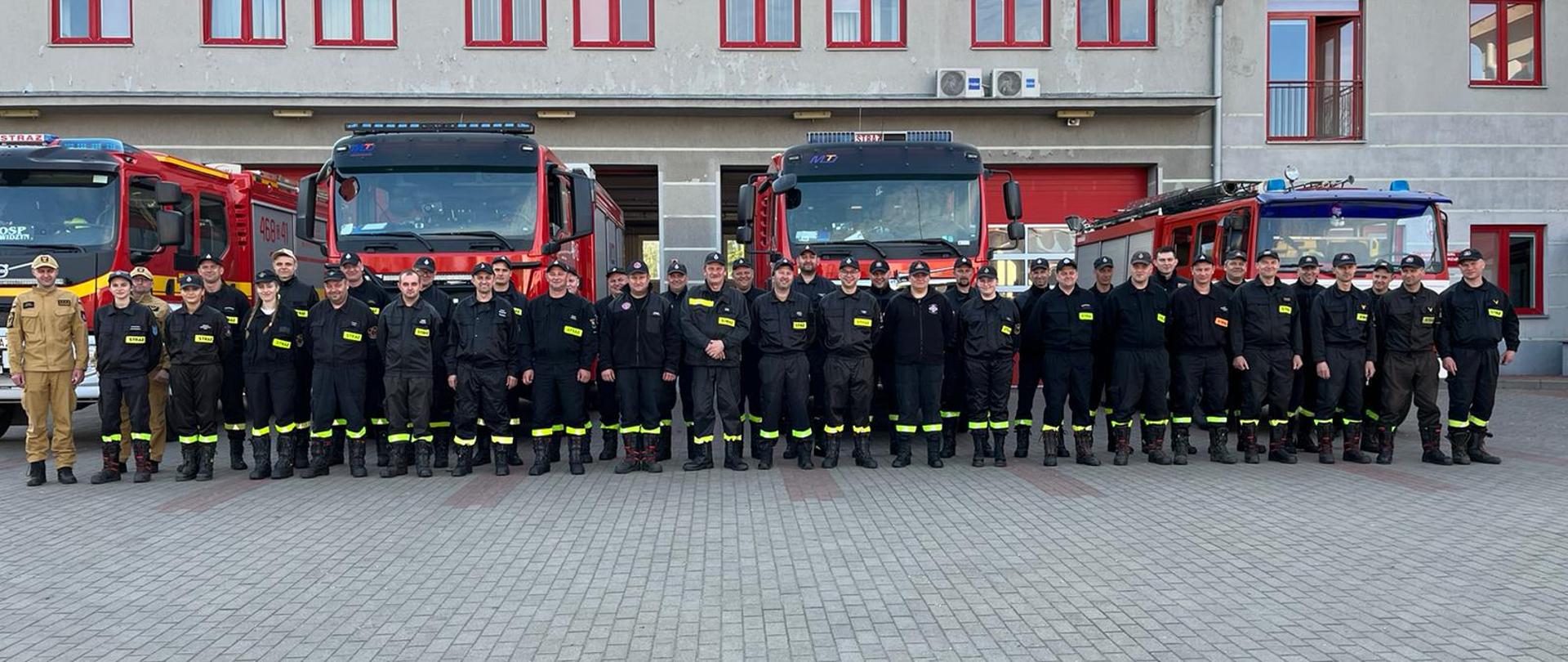 Druhowie OSP, którzy ukończyli szkolenie kierowców-konserwatorów sprzętu ratowniczego OSP.