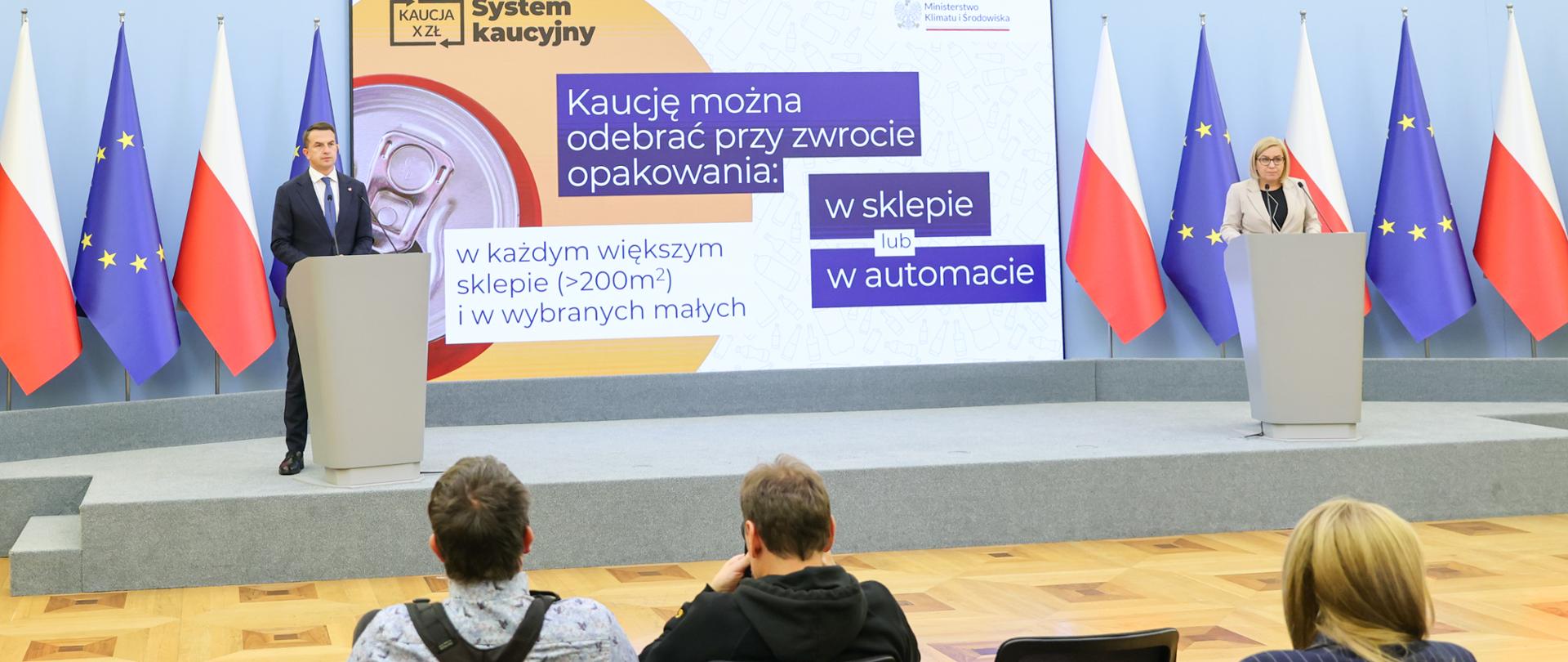 Minister Klimatu i Środowiska Paulina Hennig-Kloska oraz rzecznik rządu Adam Szłapka podczas konferencji prasowej po posiedzeniu Rady Ministrów, 30.09.2025 r.