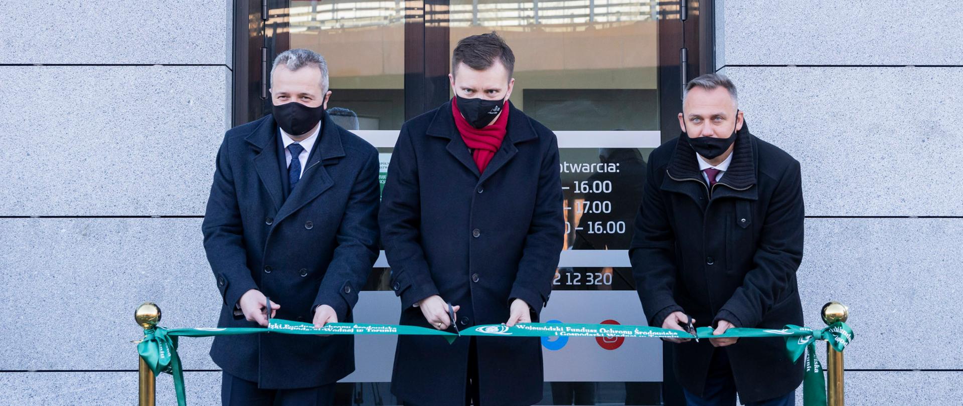 minister Łukasz Schreiber, wojewoda Mikołaj Bogdanowicz, prezes WFOŚiGW w Toruniu Ireneusz Stachowiak przecinają wstęgę, otwierają filie WFOŚiGW w Bydgoszczy