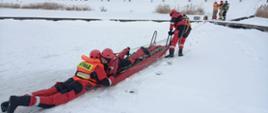 Ćwiczenia kazimierskich strażaków z zakresu ratownictwa lodowego na zbiorniku retencyjnym w Kazimierzy Wielkiej