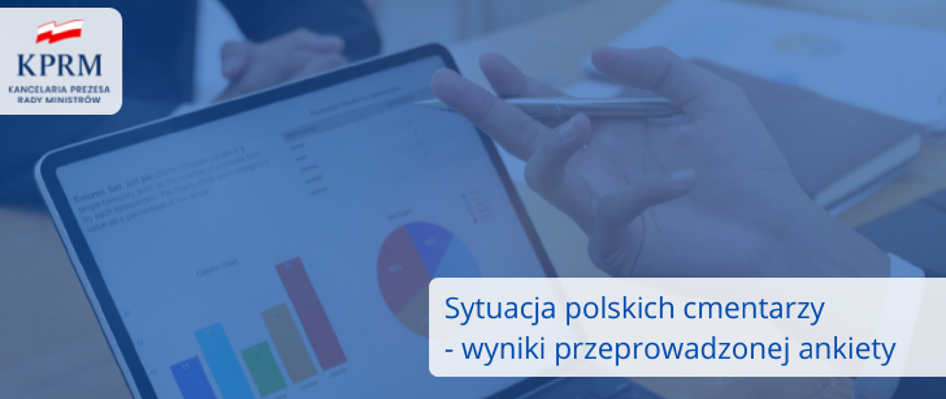 Na pierwszym planie logo KPRM - Kancelarii Prezesa Rady Ministrów oraz tekst "Sytuacja polskich cmentarzy - wyniki przeprowadzonej ankiety". W tle dłoń mężczyzny trzymającego długopis oraz ekran laptopa z wyświetlonymi wykresami.